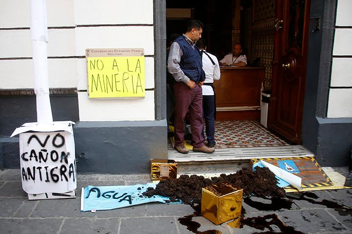 Ejidatarios protestan contra Granjas Carrol y lanzan estiércol al Congreso