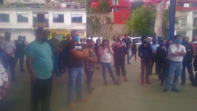 Tras manifestación, pactan reabrir comercio en Huauchinango