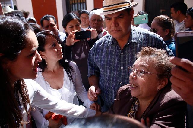 Mujer protesta en informe de José Juan y la sacan a la fuerza