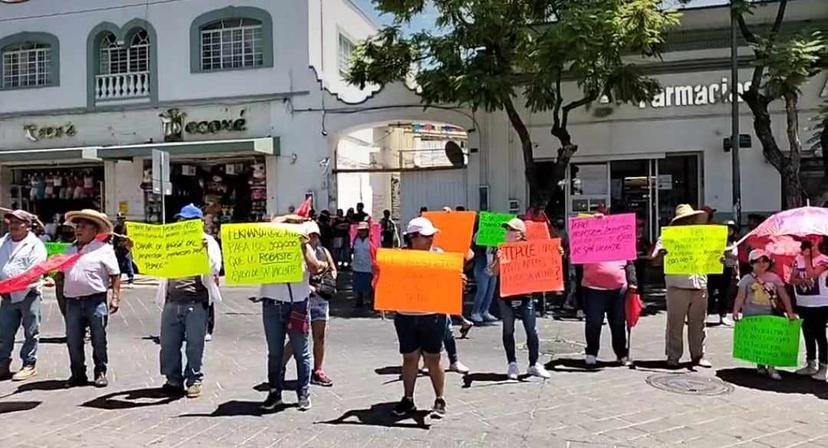 Ejidatarios de San Vicente Ferrer en Tehuacán bloquean vialidad por conflicto interno 