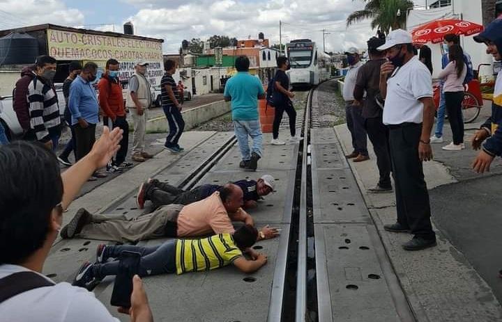 Tras manifestación, colocan semáforo en Momoxpan