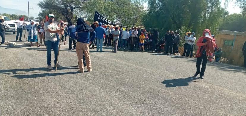 Bloquean carretera Tehuacán-Teotitlán por falta de respuesta sobre avionetas anti-lluvia 