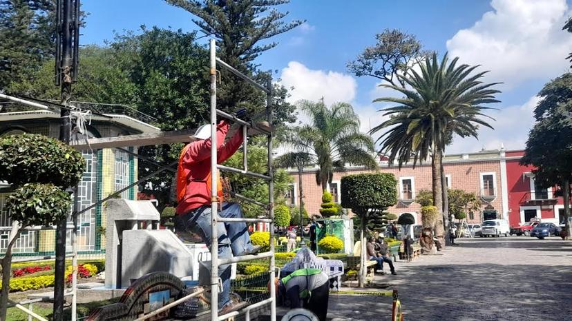 Dan mantenimiento a luminarias del centro histórico de Atlixco