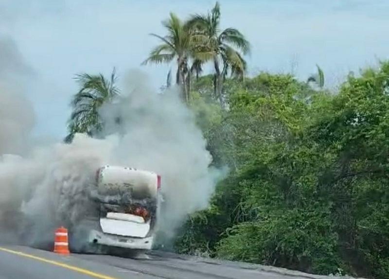 Autobús de 49 poblanos se incendia antes de llegar a Manzanillo