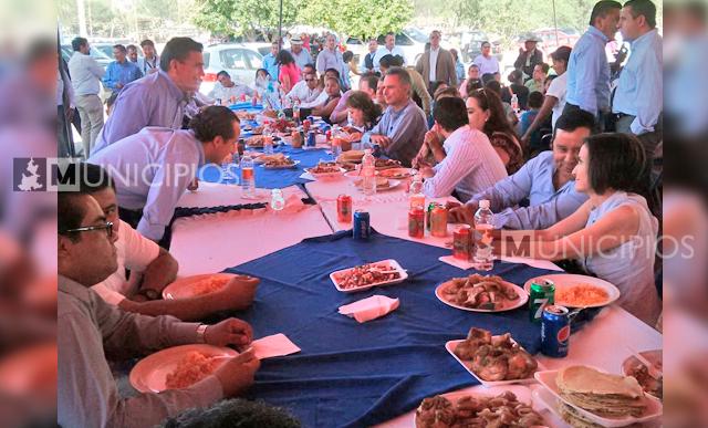 Amigos pagan fiesta de 6 mil personas a Inés Saturnino 