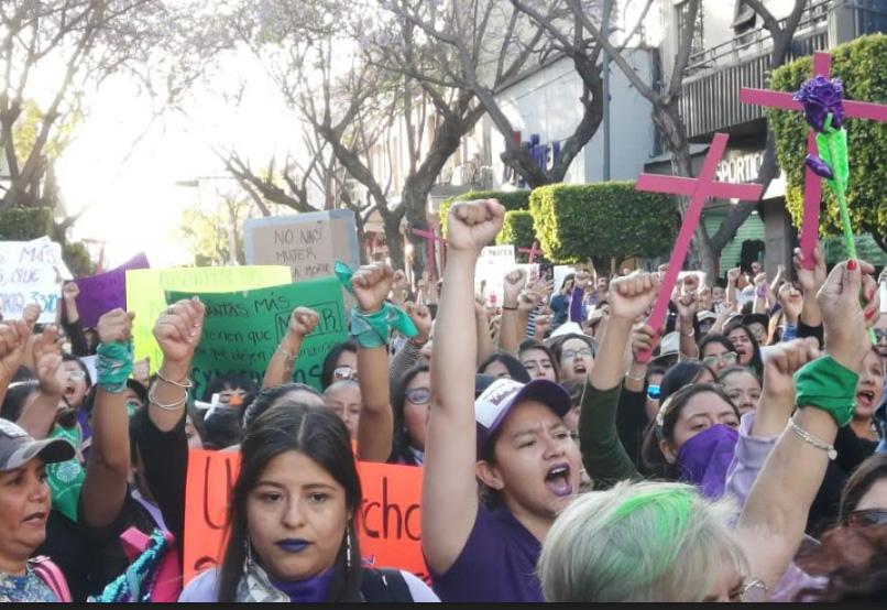 Marchan pacíficamente mujeres en Tehuacán