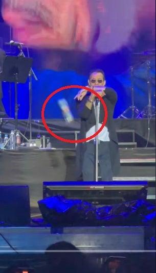 Marc Anthony recibe botellazo en concierto