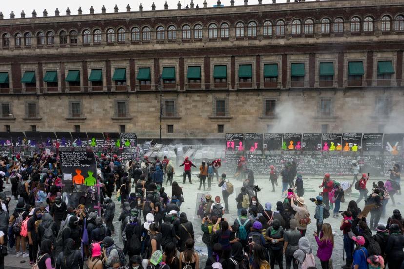 Arman con extintores a policías que vigilarán la marcha del 8M en CMDX