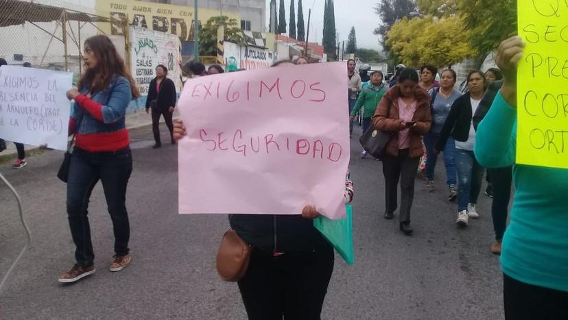 Se manifiestan otra vez padres de familia de primaria en Tehuacán