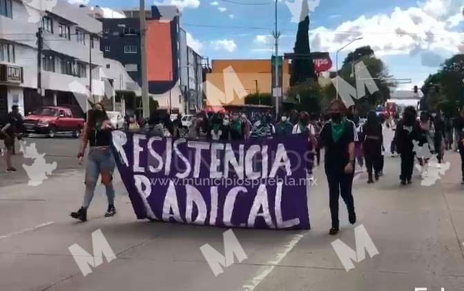 Feministas marchan y exigen a diputados despenalizar el aborto en Puebla