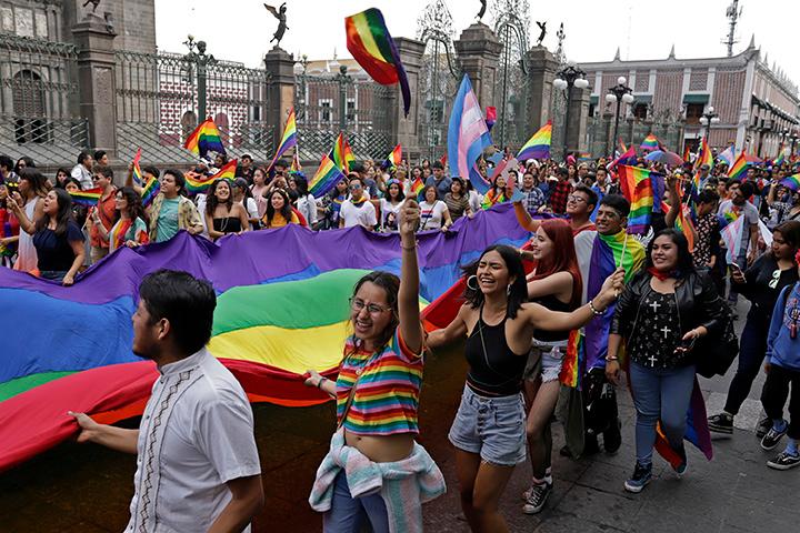 VIDEO Marcha LGBTTTIQ reúne a 3 mil poblanos