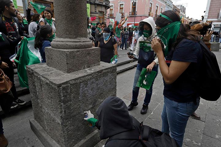 Pintan catedral y centro histórico en marcha a favor del aborto