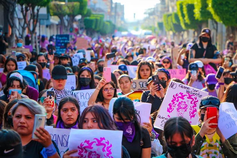 Marchan más de 500 mujeres en Tehuacán este 8M