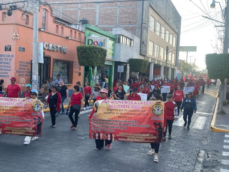 Marchan maestros de la región de Tehuacán contra la Ley del ISSSTE