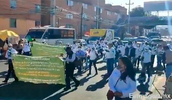 Se manifiestan trabajadores del IMSS La Margarita en Puebla