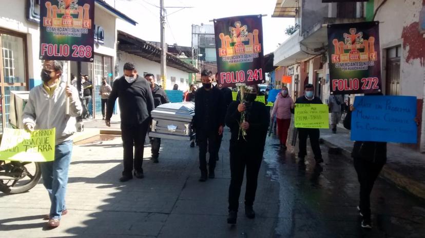 Pasean ataúd para promover uso de cubrebocas en Huauchinango