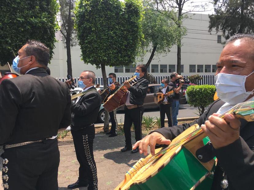 Llevan serenata a pacientes de Covid-19 y médicos
