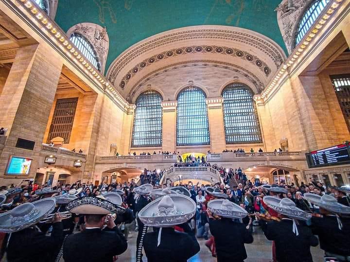 Participan mariachis de raíces atlixquenses en espectáculo en la Gran Central de Nueva York