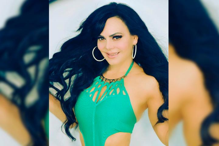 Se disfraza Maribel Guardia de vampireza con diminuto bikini