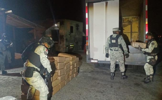 Descubren 30 paquetes con marihuana en doble fondo de camión