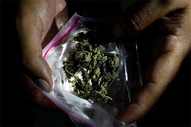 Detienen a hombre en Atlixco con medio kilo de marihuana