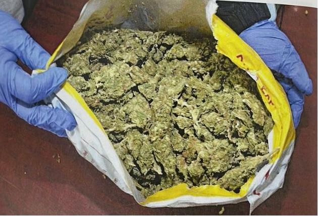 Emmanuel y Joel caen con un kilo de marihuana y meta en Teziutlán