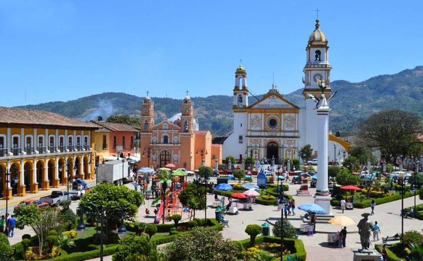 Cae tromba en Zacapoaxtla y colapsa el escenario de la Feria 