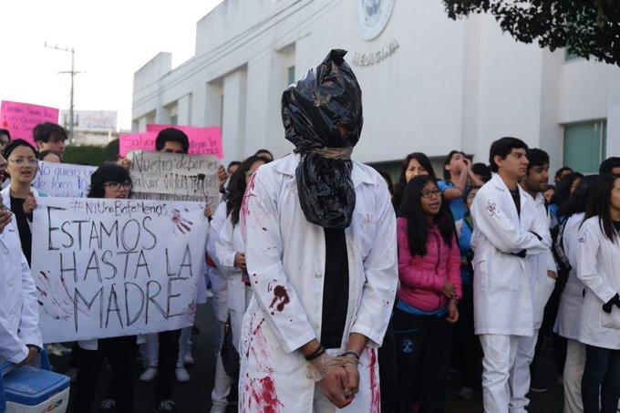 Con marcha alumnos de medicina BUAP exigen alto a la delincuencia