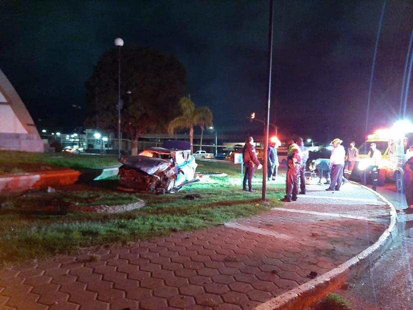 Médico de Tehuacán fallece prensado tras volcar su auto