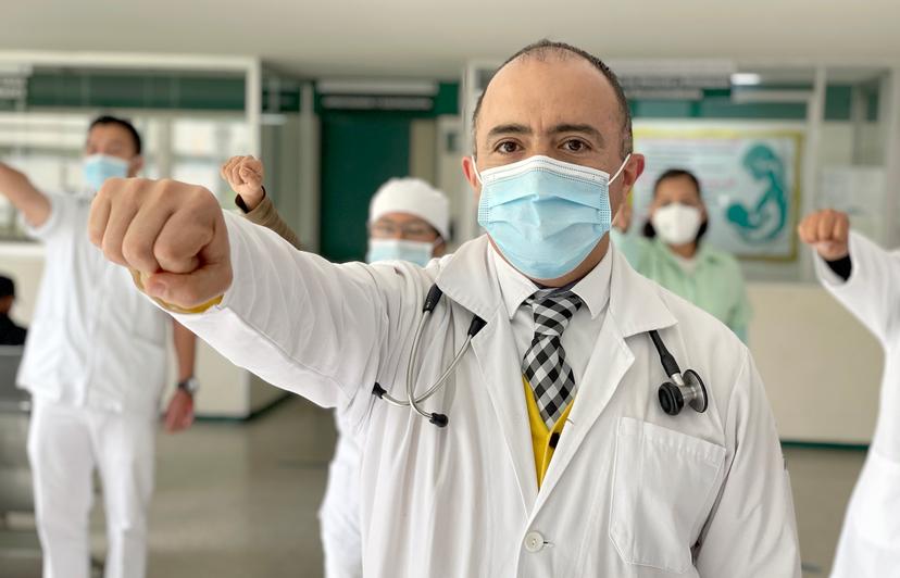 Médico del IMSS Puebla regresa a salvar vidas tras 12 días intubado por COVID