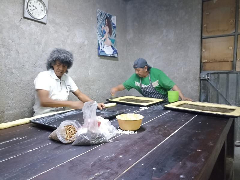 Inician preparativos de rosca monumental de reyes en Santa María Coapan