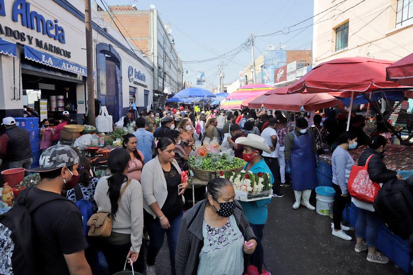 Poblanos no entienden: el día de más contagios desbordan calles