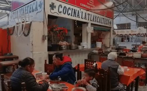 Poblanos asisten  a mercados  locales  a curarse la cruda