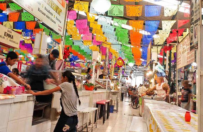 A medias se cumplen medidas sanitarias en apertura del mercado de Atlixco