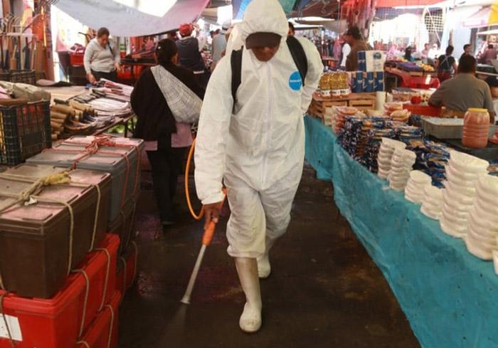 Limpian tianguis de Atlixco entre cajas verduras y clientes