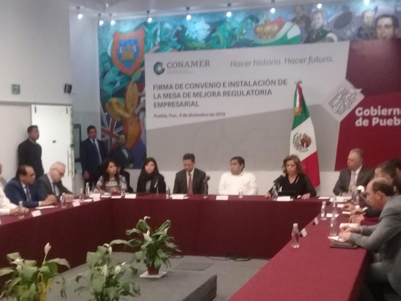 Barbosa firma convenio para facilitar la apertura de empresas