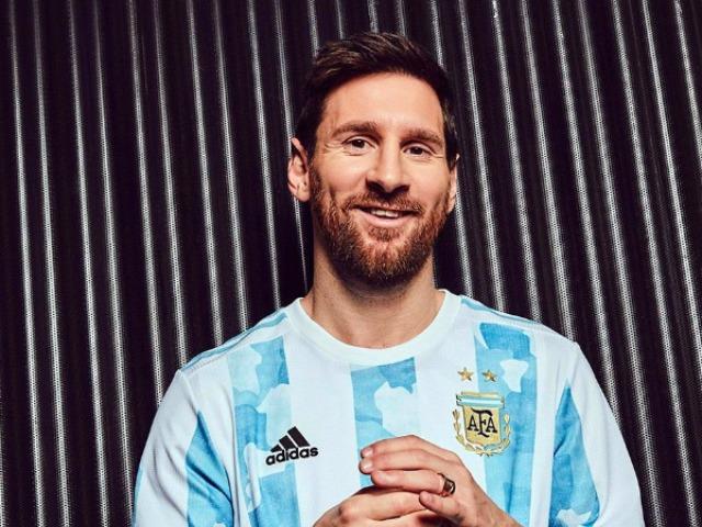 Messi presume nueva playera de la selección de Argentina