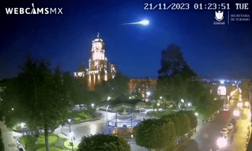 VIDEO Así cruzó un meteorito el cielo de la zona centro de México