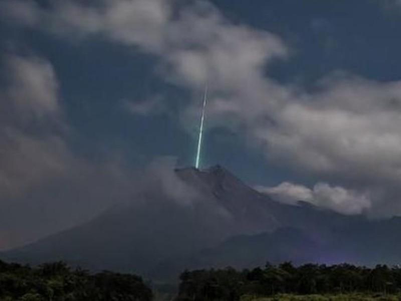 VIDEO Meteorito cae dentro de un cráter de volcán