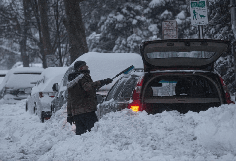 Tormenta invernal en Estados Unidos deja a miles sin electricidad