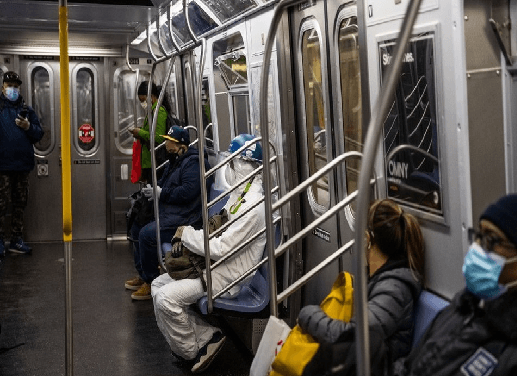 NY ya no exigirá a los vacunados contra covid que usen cubrebocas