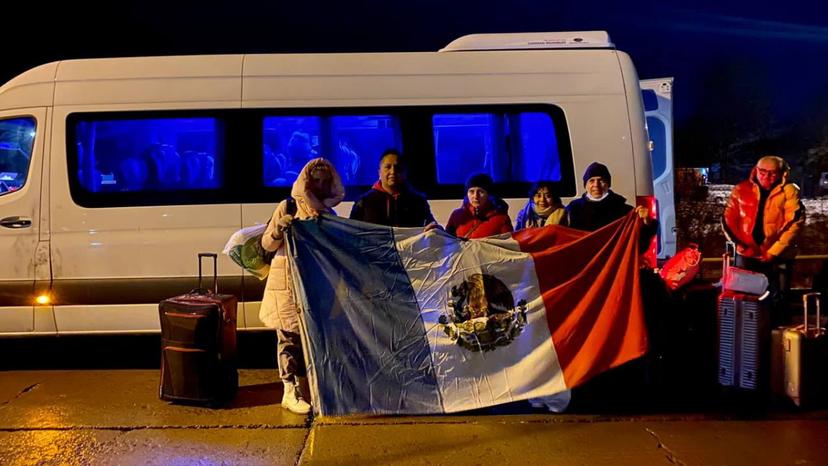 Llega a Rumania segundo grupo de mexicanos desde Ucrania