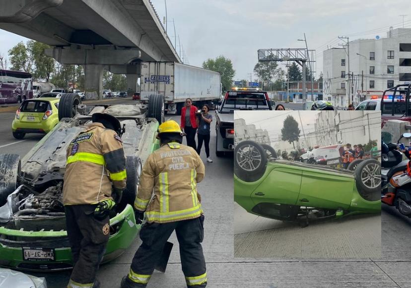 Auto vuelca en la autopista México-Puebla, en Villa Frontera