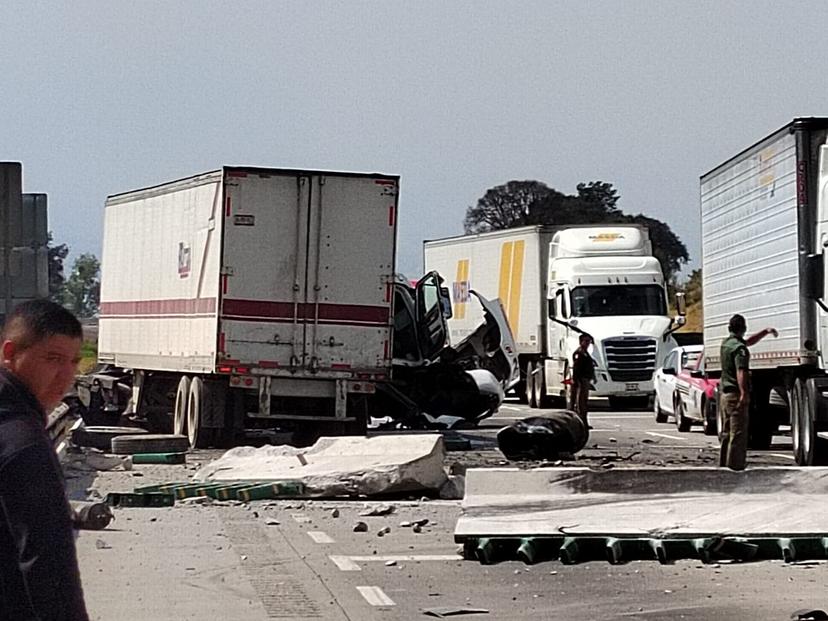 Caos en la México-Puebla por accidente; hay dos lesionados