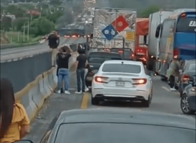 VIDEO Asaltan a conductores varados en la federal México-Puebla por bloqueos