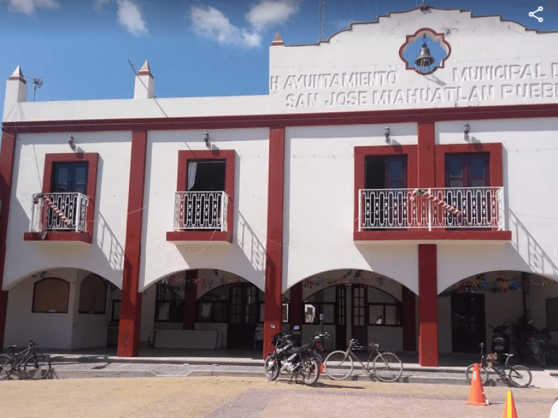 Protestan en el mercado Benito Juárez de Tehuacán por cambio del administrador