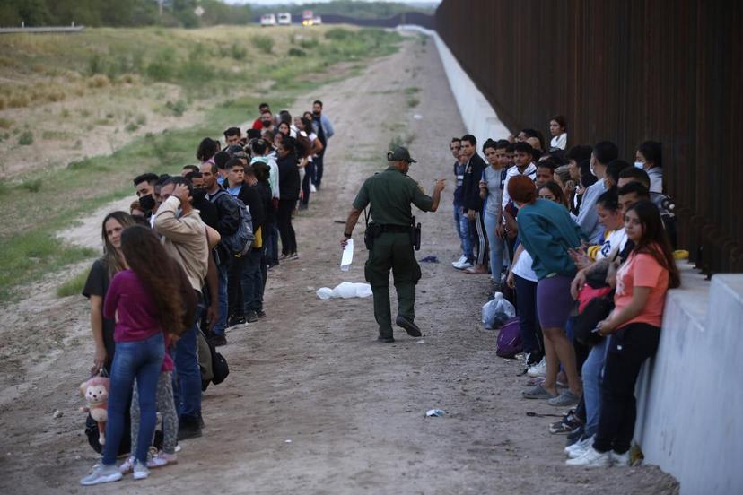 Gobierno de Estados Unidos podría ofrecer dinero a migrantes para que salgan del país