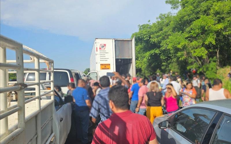 Abandonan en caja de tráiler a 172 migrantes en Veracruz