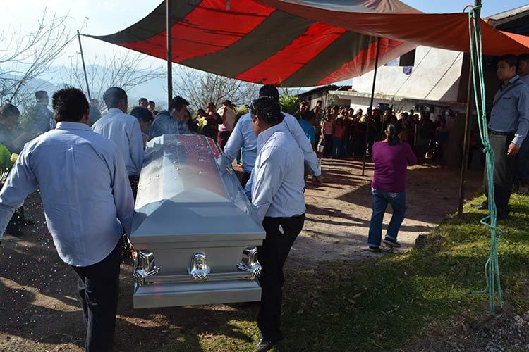 Reciben con flores a los migrantes muertos en Stockton