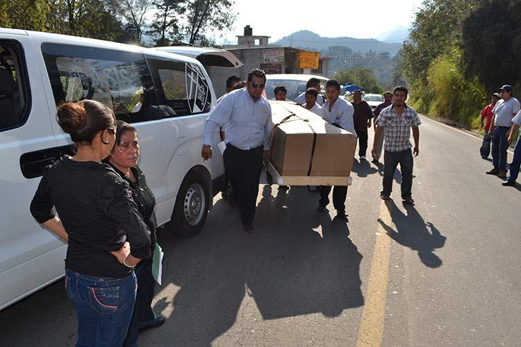 Reciben con flores a los migrantes muertos en Stockton